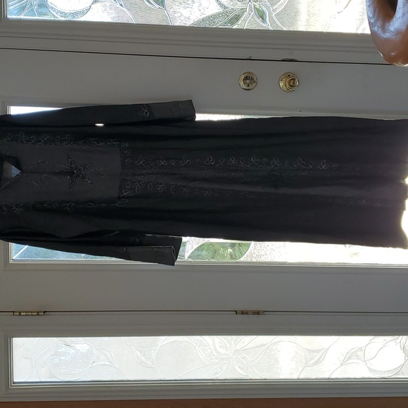 Embroidered pull-over abaya - Picture 2 of 4